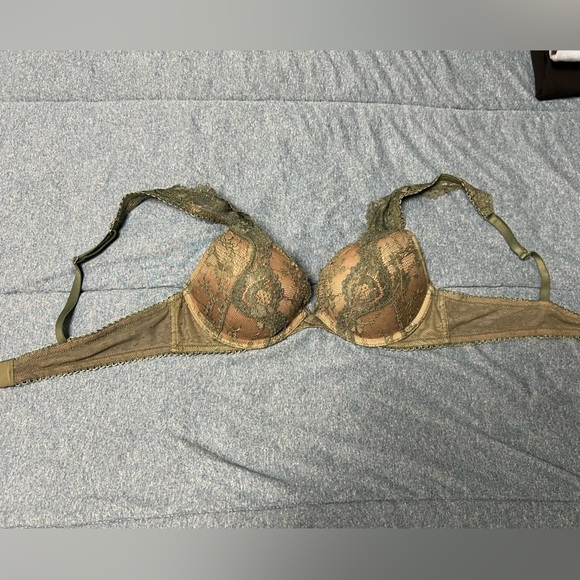 Victoria Secret bra 34A. Like new with lace. See pics. - Picture 1 of 4